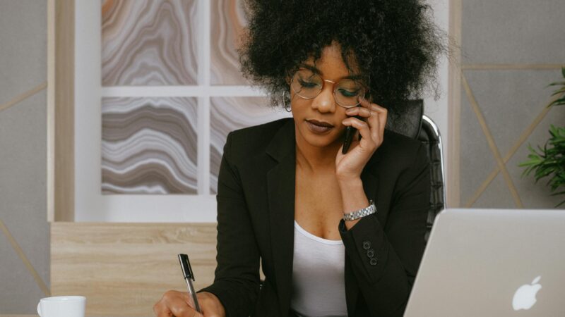 Llamadas telefónicas en inglés: responde con seguridad (y sin pedir que repitan)