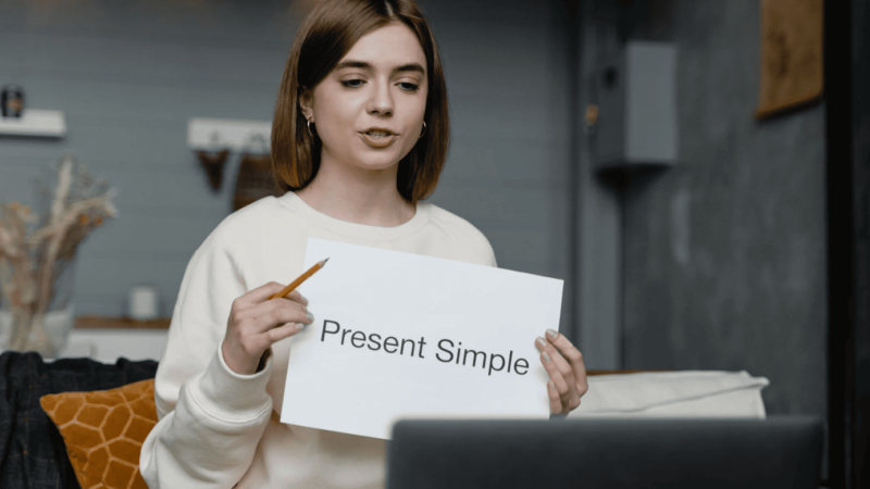 Present simple vs present continuous: cómo usarlos en el trabajo