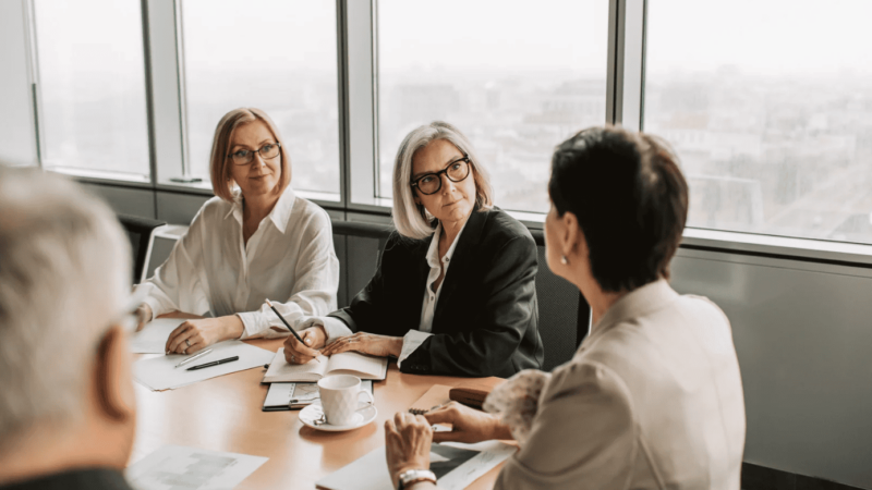 Cómo usar correctamente los tiempos verbales en reuniones de trabajo en inglés