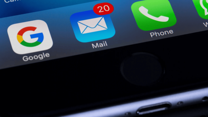 Conectores en inglés para emails profesionales: cómo mejorar la claridad y la imagen de tu empresa