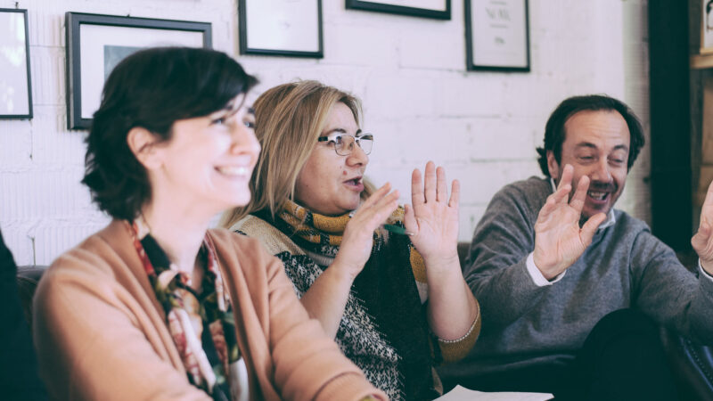 Preposiciones clave en inglés de negocios que generan más errores