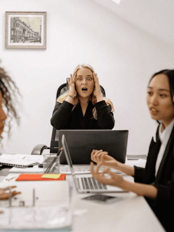 Phrasal verbs en inglés para reuniones de trabajo: expresiones clave para comunicar con naturalidad