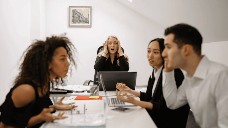 Phrasal verbs en inglés para reuniones de trabajo: expresiones clave para comunicar con naturalidad