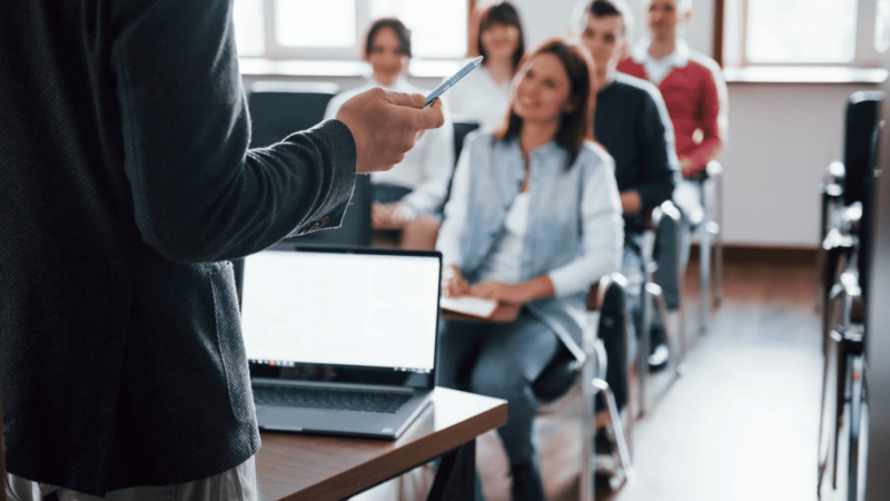 Cómo diseñar un plan de formación en inglés en empresa según el nivel de los empleados