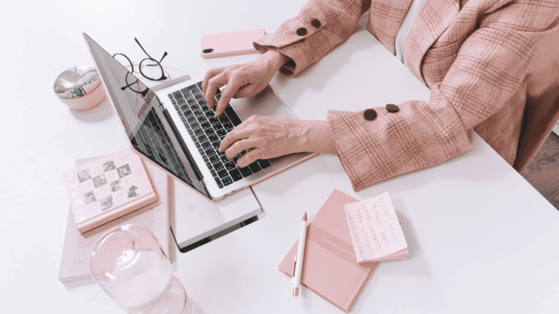 Voz pasiva en inglés: cómo usarla correctamente en emails y comunicación profesional